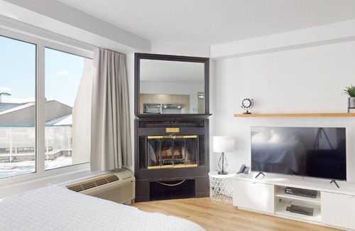 Beaupre Condo | 6-211 : Superior Studio - sleeps 4.