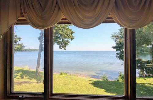 Walker Cabin | 6-bdrm, 4bath, luxury cabin on the lake w/WiFi, AC, all resort amenities incl.
