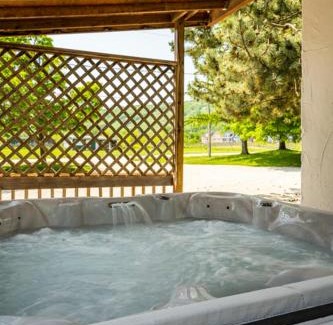The Blue Mountains Ski Chalet | 6 bdrm Cottage at Blue Mountain, Private Beach Access, Hot Tub, Sauna, BBQ, Petfriendly