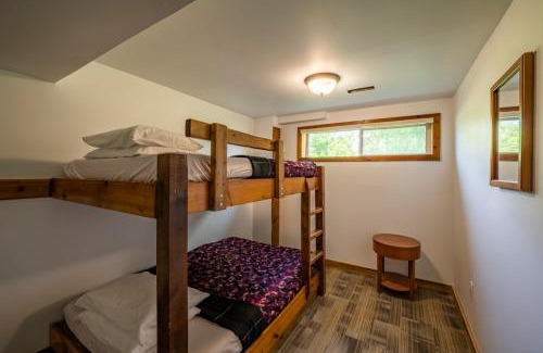 The Blue Mountains Ski Chalet | 6 bdrm Cottage at Blue Mountain, Private Beach Access, Hot Tub, Sauna, BBQ, Petfriendly