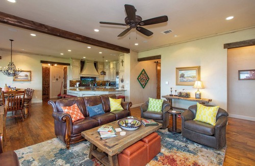 Cedar Creek Reservoir House | 6 Bed 6 Bathroom!Stunning Oasis on the shores of Cedar Creek Lake