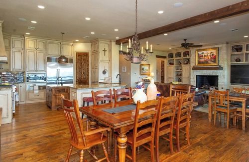 Cedar Creek Reservoir House | 6 Bed 6 Bathroom!Stunning Oasis on the shores of Cedar Creek Lake