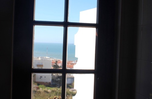 Ericeira Villa | 6 Bed dorm: Chill Hill Hostel & Private Rooms - Peach Garden (RNAL Nº 7624/AL)