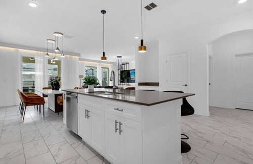Campbell House | 6 Bedroom/5 Bathroom Storey Lake (4366 RS)