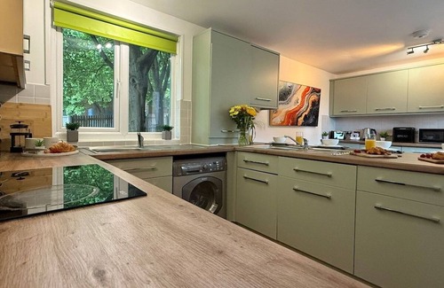 Sheffield House | 6 Bedroom Chalet with Secure Parking