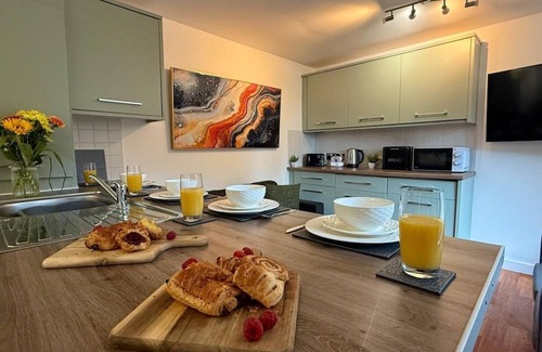 Sheffield House | 6 Bedroom Chalet with Secure Parking