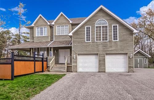 Alcona House | 6 Bedroom Executive Cottage near Innisfil Beach Park