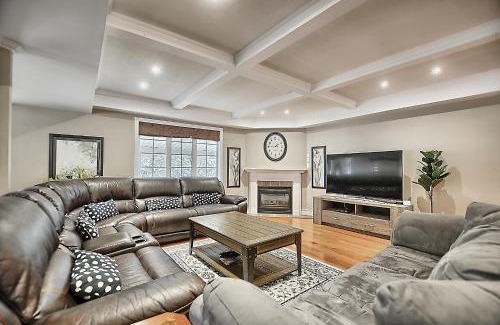 Alcona House | 6 Bedroom Executive Cottage near Innisfil Beach Park