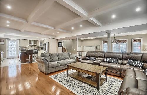 Alcona House | 6 Bedroom Executive Cottage near Innisfil Beach Park