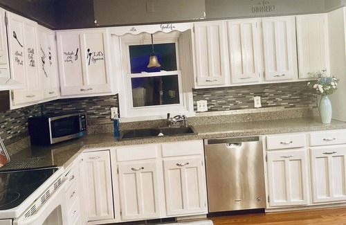 Maplewood House | 6 bedroom house 2 mins away from maplewood mall