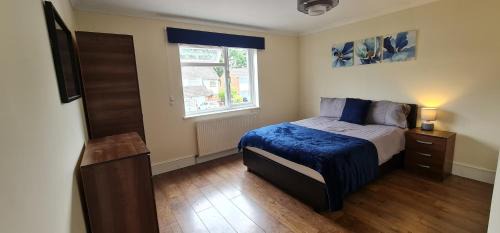 Byfleet Villa | 6 Bedroom Spacious villa, Free Parking