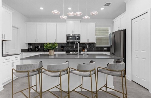Campbell House | 6 Bedrooms/5 Bathrooms/Storey Lake (2660 SS)