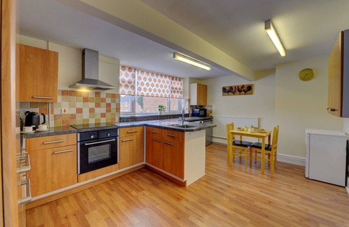 Skegby House | 6 Bedrooms, sleeps up to 16, parking, space & comfort, contractors or families
