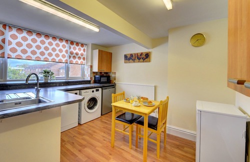Skegby House | 6 Bedrooms, sleeps up to 16, parking, space & comfort, contractors or families