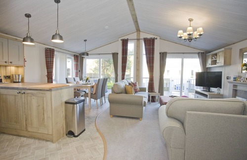 Christchurch House | 6 Berth Luxury Lodge in Christchurch, Dorset