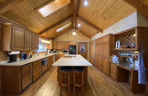 Gladewater Cabin | 6 BR Log Home in Piney Woods of East TX with hot tub and POND