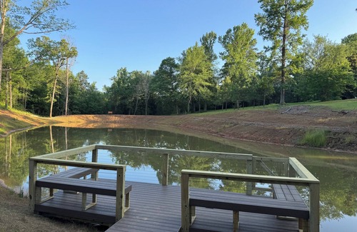 Gladewater Cabin | 6 BR Log Home in Piney Woods of East TX with hot tub and POND