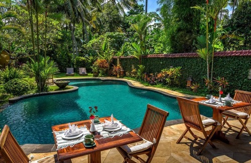 Lodtunduh Villa | 6-BR Surrounded By Stunning Garden Inclusive Breakfast for 12 Person.