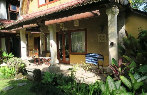 Lodtunduh Villa | 6-BR Surrounded By Stunning Garden Inclusive Breakfast for 12 Person.