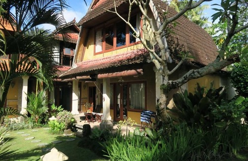 Lodtunduh Villa | 6-BR Surrounded By Stunning Garden Inclusive Breakfast for 12 Person.