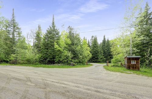 Bexley Cottage | 6 br waterfront in woods,hotub