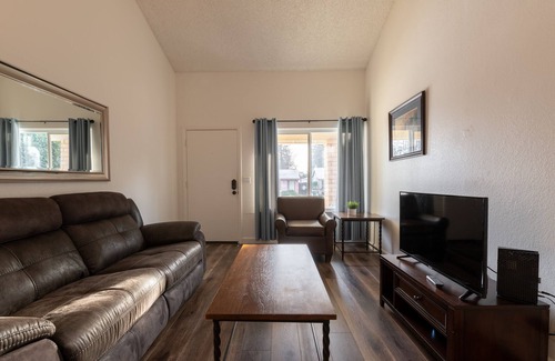 Fair Oaks House | (6) FAIR OAKS BEAUTY! 2BED, 2BATH, WITH GARAGE AND PRIVATE YARD!