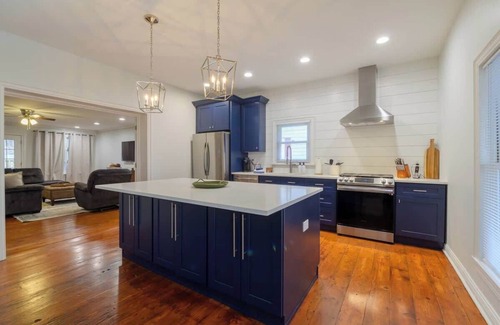 Three Oaks Apartment | 6-Guest Apt Steps to Journeyman & Downtown 3 Oaks!
