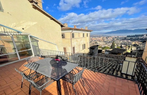 Spoleto Apartment | 6 guests apt with terrace in pedestrian historic centre of Spoleto