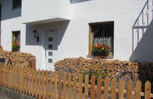 Unterallgau House | #6 Helles sonniges Zimmer mit 2 Betten,Sofa W-Lan frei Airport nah gelegen mit WG Bad