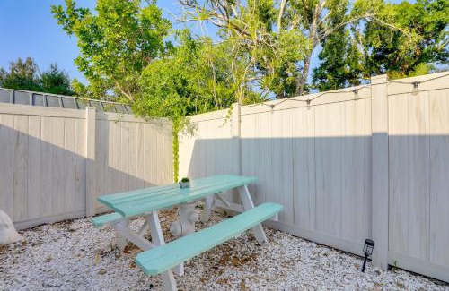 Sarasota Springs Apartment | 6 Mi to Dtwn Sarasota Apt with Patio and Fire Pit
