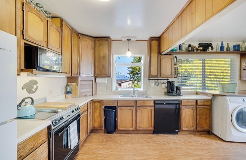 Ketchikan Cottage | 6 Mi to Main St: Oceanfront Cottage in Ketchikan