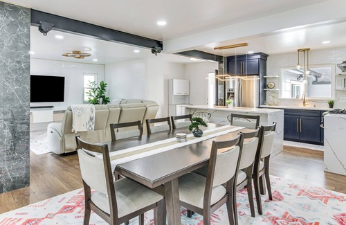 SouthPark House | 6 Mi to Spectrum Center: Spacious Getaway w/Deck