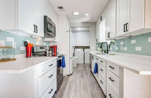 Palm Harbor House | 6 Mi to Sponge Docks: Lake Tarpon Getaway w/Dock!