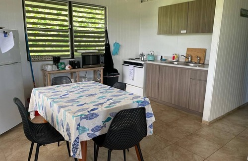 La Mela House | 6 min walk to beach/private pool/AC