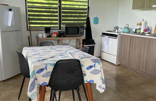 La Mela House | 6 min walk to beach/private pool/AC