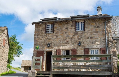 Saint-Leger-de-Peyre House | 6-person gîte with terrace in a traditional village in the Parc des Loups