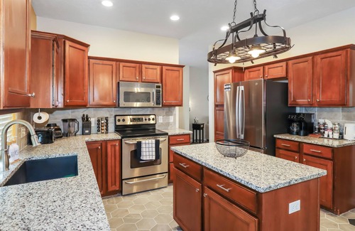 McArdle House | 6 Private Bedrooms w HDTV & Desks, 3 Showers, Large Deck w/Grill, NW Omaha,