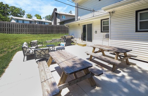 Deer Ridge House | 6 Private bedrooms with desks, 3.5 Bath, 940 Mbps, Patio with Grill