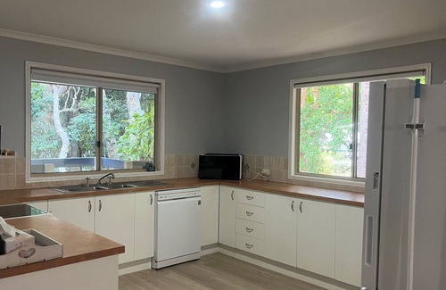 Rainbow Beach House | 6 Redwood Court – Rainbow Shores. Perfect for the family. Pets welcome, fenced yard.