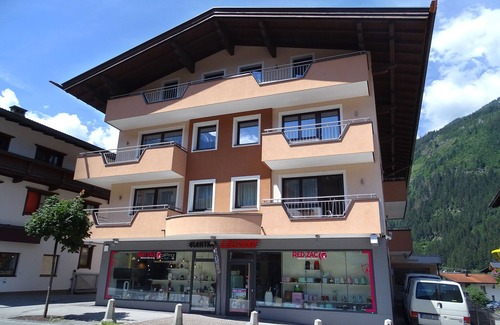 Mayrhofen Apartment | 6-room apartment with balcony next to the Penkenbahn, in the pedestrian zone of Mayrhofen!