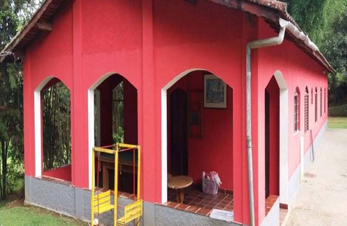 Extrema House | 6 rooms accommodate 18 people.