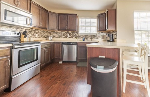 Lake Butler House | 6+ Sleeper Farm Escape with HUGE Yard and RV Hookup is Out Standing in its Field
