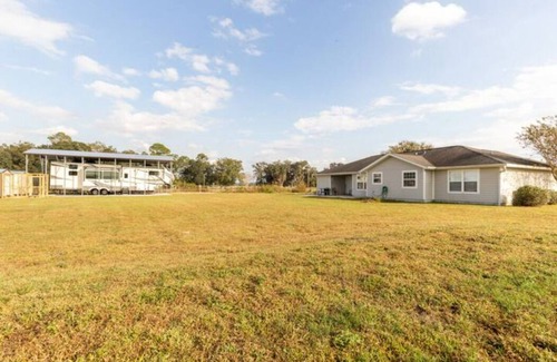 Lake Butler House | 6+ Sleeper Farm Escape with HUGE Yard and RV Hookup is Out Standing in its Field