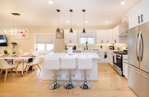 West Codman Hill - West Lower Mills Apartment | 60-1 4BR Boston - Cozy New Apt near Franklin Park