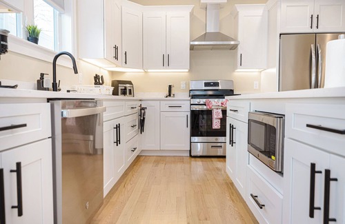 West Codman Hill - West Lower Mills Apartment | 60-1 4BR Boston - Cozy New Apt near Franklin Park