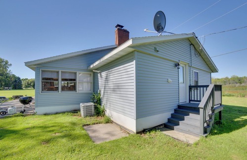 Oconto Cottage | 600' of Green Bay Frontage & Dock: Cozy Cottage