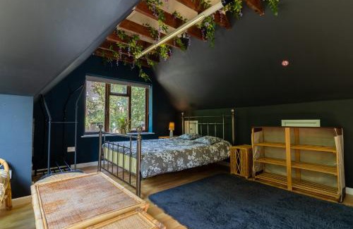 Harlow House | 600 Year Old Toddbrook Barn Sleeps 11