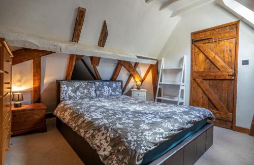 Harlow House | 600 Year Old Toddbrook Barn Sleeps 11