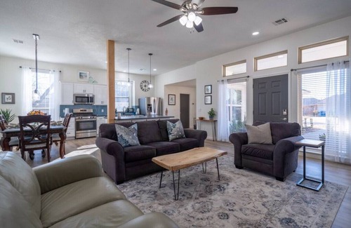 Edmond House | 604 - Upscale, Modern & Comfortable, Pet friendly