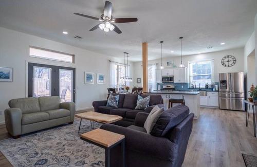 Edmond House | 604 - Upscale, Modern & Comfortable, Pet friendly